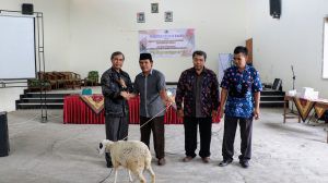 Berdayakan Desa Binaan, IAIN Salatiga Serahkan Bantuan Kambing